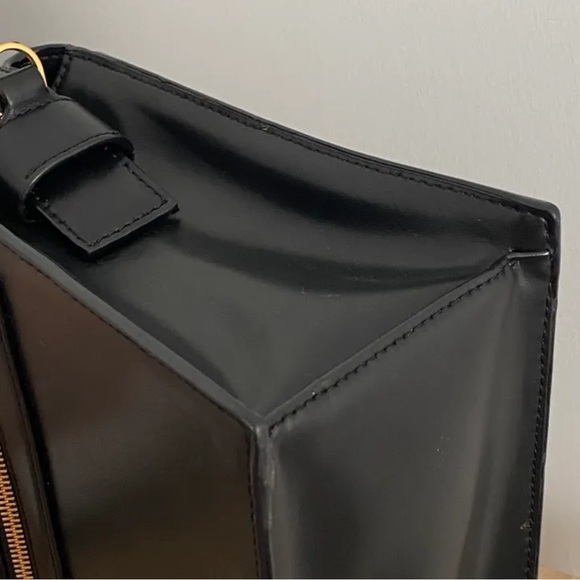 Charles & Keith black top handle bag with gold hardware - Picture 4 of 5